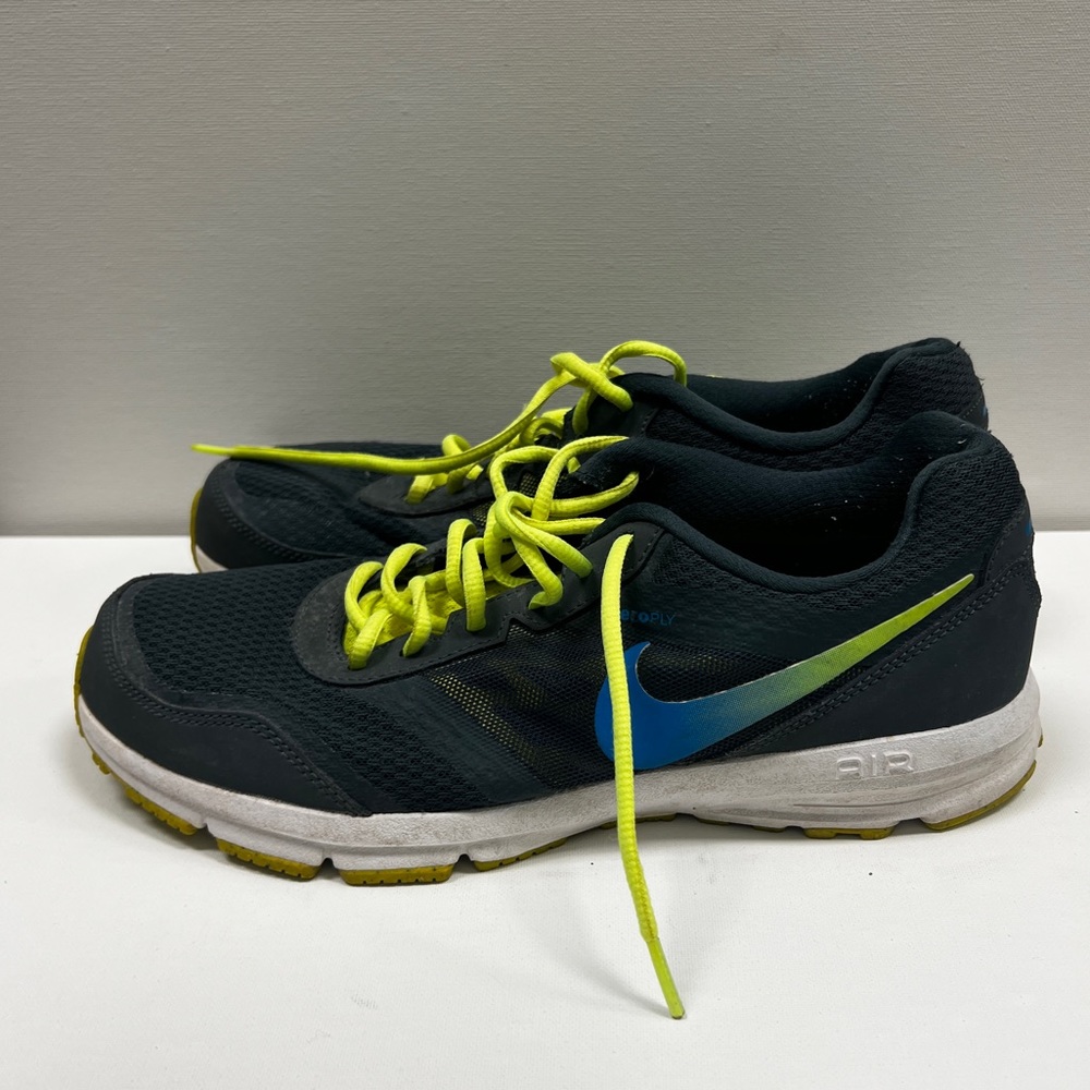 Nike sneakers size 9 men’s